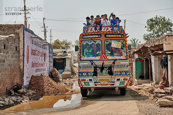 Menschen in einem Bus  Aihole  Karnataka  Indien