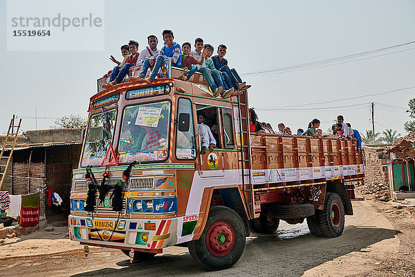 Menschen in einem Bus  Aihole  Karnataka  Indien