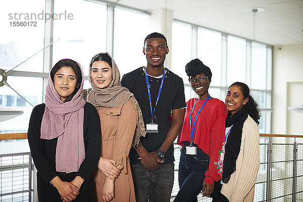 Porträt selbstbewusster  multiethnischer College-Studenten
