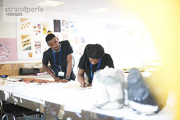 Kunststudenten bei der Arbeit im Kunstatelier