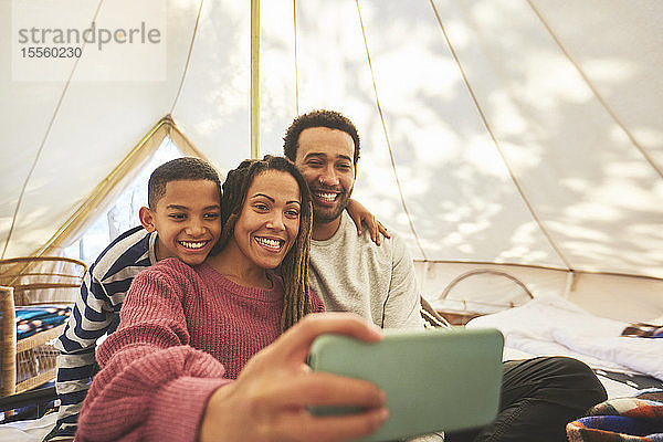 Glückliche  liebevolle Familie beim Selfie in der Camping-Jurte