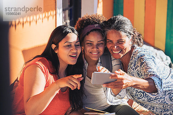 Glückliche Mutter und Töchter nehmen Selfie mit Smartphone
