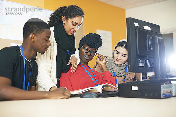 Multiethnische Studenten beim Lernen am Computer im Computerraum