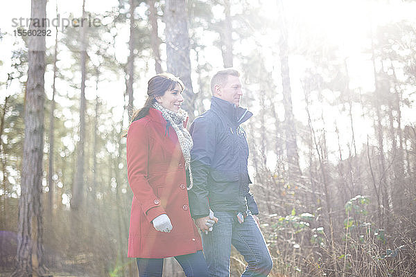 Paar beim Wandern im sonnigen Herbstwald