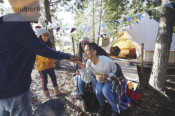 Mutter kÃ¼sst Laubfrosch in den HÃ€nden des Jungen auf dem Campingplatz im Wald