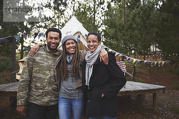 Porträt glücklicher Freunde auf einem Campingplatz im Wald