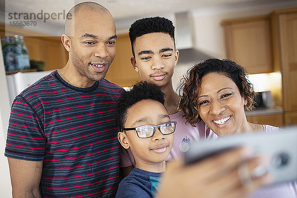 Familie macht Selfie in der Küche