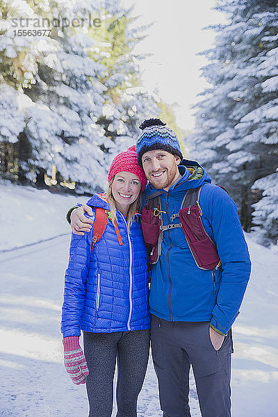 Porträt Paar Wandern im Schnee