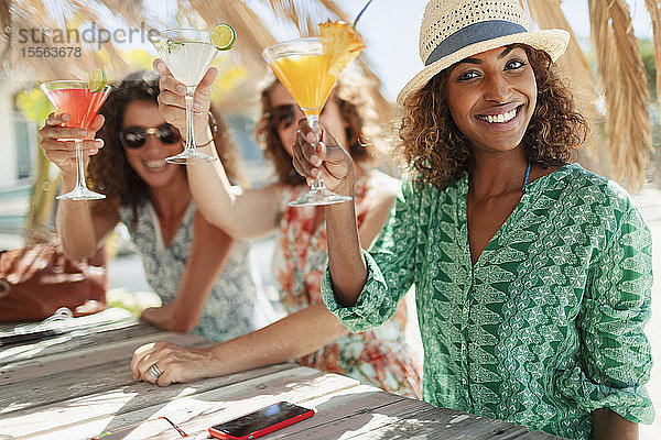 Porträt glückliche Frauen Freunde mit Cocktails am sonnigen Strand bar