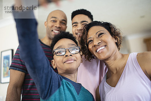 Glückliche Familie beim Selfie