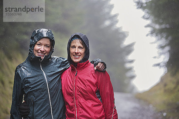 Portrait Mutter und Tochter beim Wandern im Regen