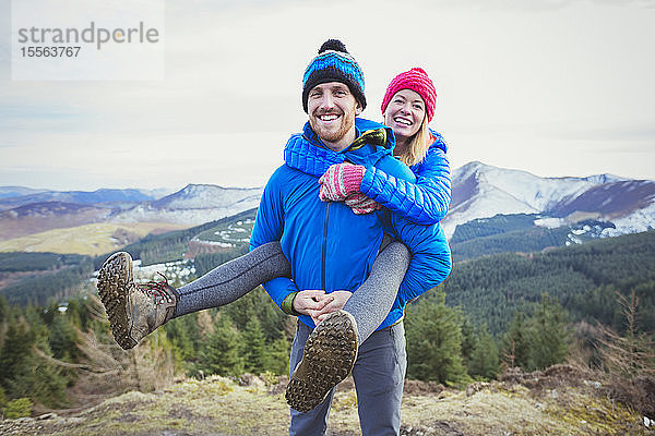 Glückliches Paar auf einem Berggipfel
