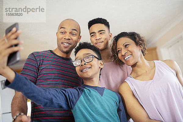 Lächelnde Familie nimmt Selfie