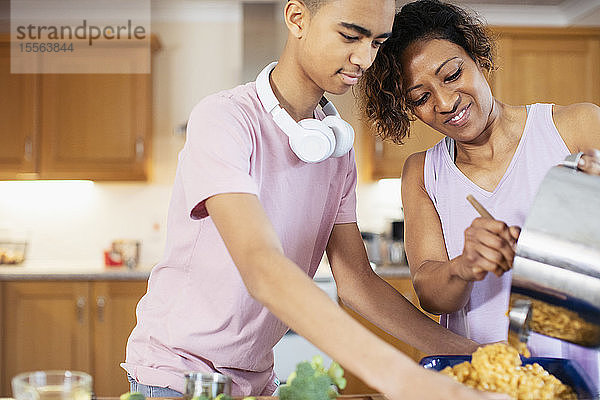 Mutter und Sohn im Teenageralter kochen in der Küche