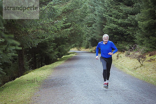 Älterer Mann joggt im Wald