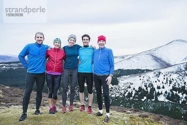 Porträt Familie Wandern auf Berg