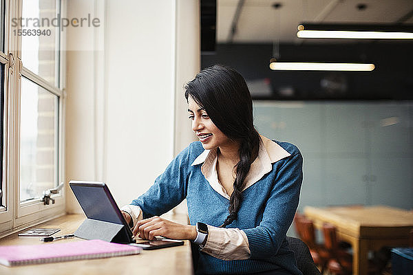 Geschäftsfrau arbeitet am digitalen Tablet im Büro