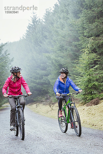 Frauen beim Mountainbiken im Wald