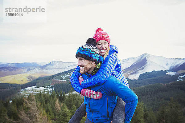 Glückliches Paar auf einem Berggipfel