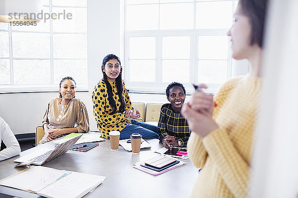 Geschäftsfrauen beim Brainstorming im Konferenzraum