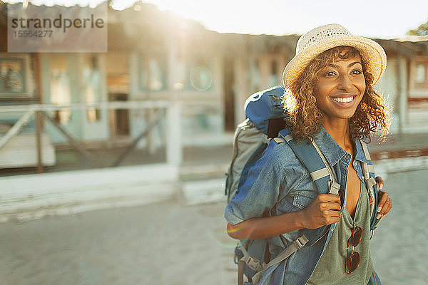 Porträt glückliche junge weibliche Backpacker außerhalb sonnigen Strand Hütte