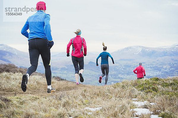 Freunde joggen in den Bergen