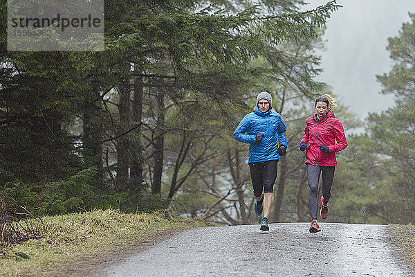 Pärchen joggt im Wald