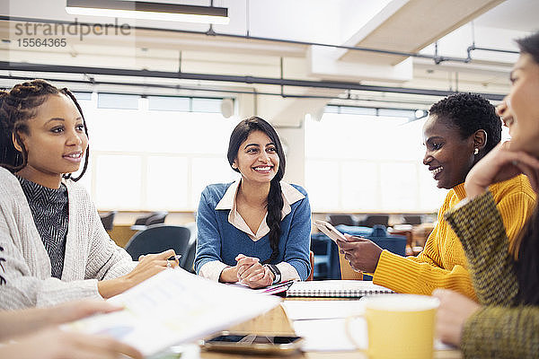 Geschäftsfrauen im Gespräch bei einem Treffen