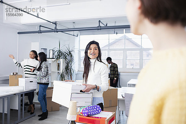 Geschäftsfrauen ziehen in ein neues Büro