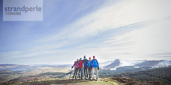 Porträt Familie Wandern auf Berg