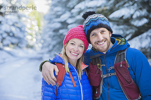 Porträt Paar Wandern im Schnee