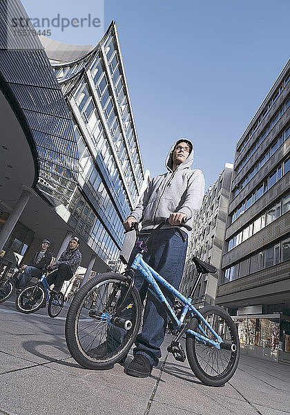 Deutschland  Stuttgart  Junge Männer mit BMX-Rad in der Stadt