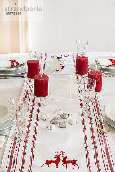 Rot-weiß gedeckter Tisch zur Weihnachtszeit