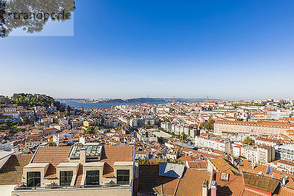 Stadtbild bei strahlend blauem Himmel an einem sonnigen Tag in Lissabon  Portugal
