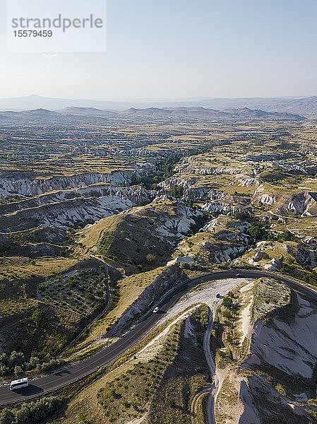 Luftaufnahme der Straße inmitten der Landschaft gegen den Himmel bei Uchisar  Kappadokien  Türkei