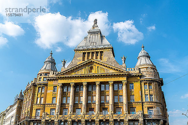 Niedrigwinkelansicht eines historischen Gebäudes gegen den Himmel in Budapest  Ungarn