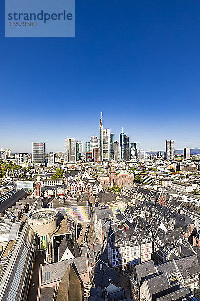 Die Schirn Kunsthalle und Gebäude bei strahlend blauem Himmel in Frankfurt  Deutschland