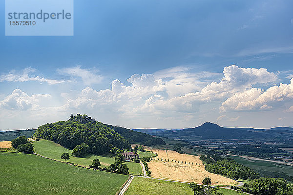 Landschaftsbild vor blauem Himmel bei Konstanz  Schweiz