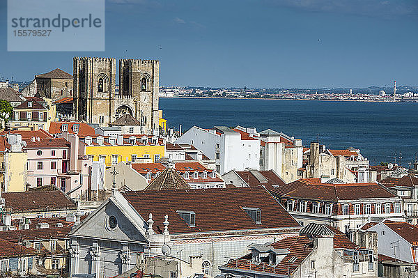 Hochwinkelansicht der Stadt am Fluss vor blauem Himmel  Lissabon  Portugal