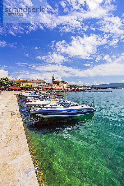In der Adria vertäute Schnellboote gegen den Himmel bei Krk  Kroatien