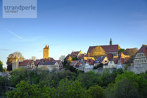 Häuser in der Altstadt klarer blauer Himmel in Bayern  Deutschland