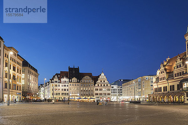 Stadtplatz inmitten von Gebäuden bei strahlend blauem Nachthimmel in Sachsen  Deutschland