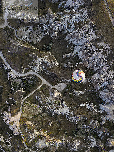 Luftaufnahme eines Heißluftballons im Goreme-Nationalpark  Kappadokien  Türkei
