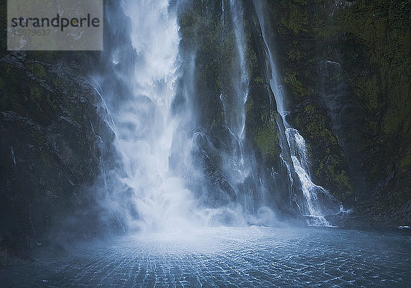 Neuseeland  Südinsel  Blick auf den Wasserfall