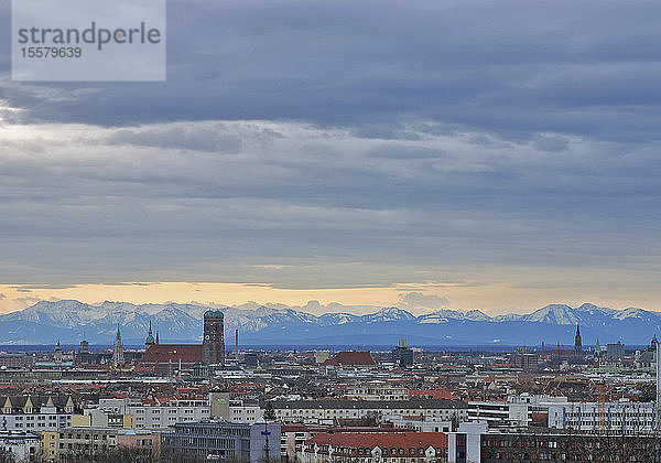 Deutschland  Bayern  München  Blick auf die Stadt mit den Bergen im Hintergrund