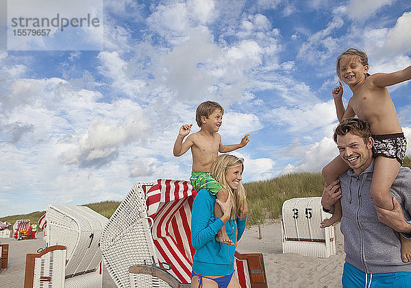 Deutschland  Familie an der Ostsee