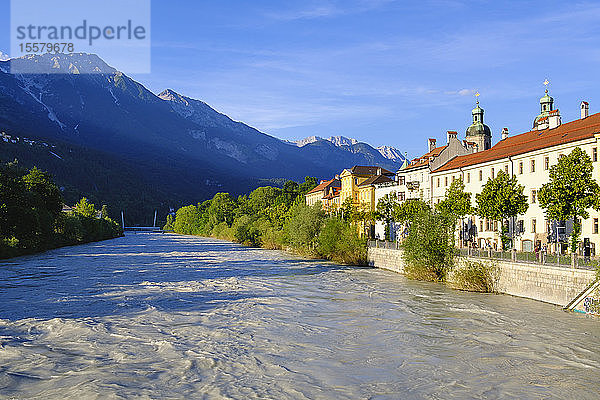 Inn mit der Kathedrale am Fluss bei Innsbruck  Österreich