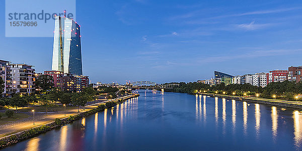 Fluss inmitten beleuchteter Gebäude bei Nacht in Frankfurt  Deutschland