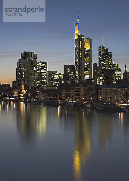Deutschland  Frankfurt  Blick auf die nächtliche Skyline der Stadt