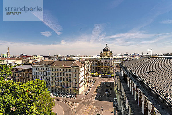 Naturhistorisches Museum und Gebäude gegen den Himmel in Wien  Österreich